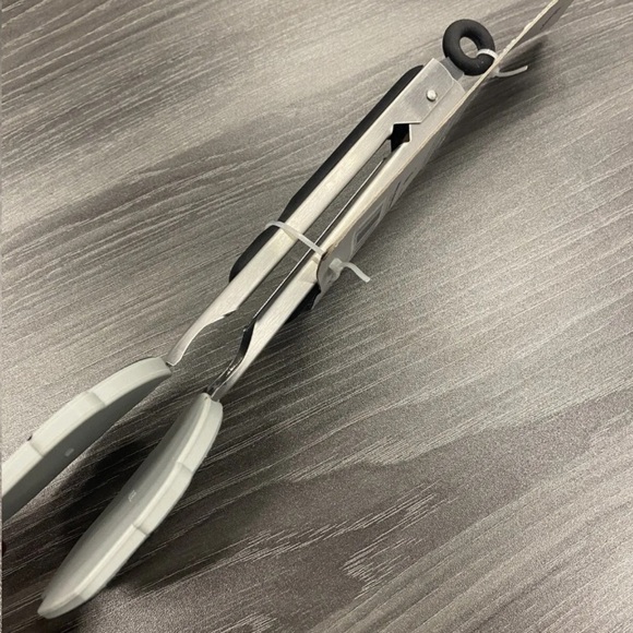 Disney Star Wars Mandalorian Heat Resistant Silicone Tongs Cookware Bakeware NEW - Picture 3 of 11